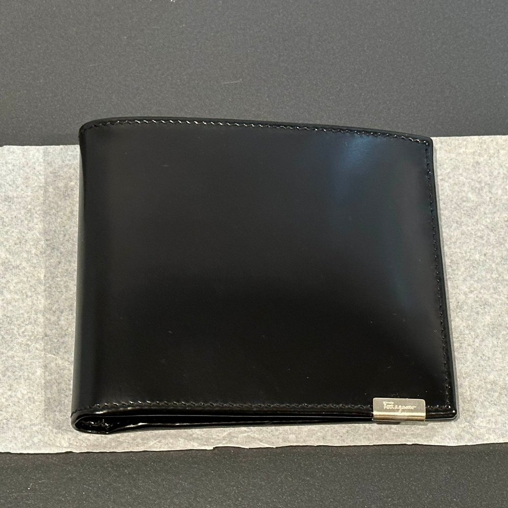 Savlatore Ferragamo Nero Calf Smooth Black Bi-Fold Wallet